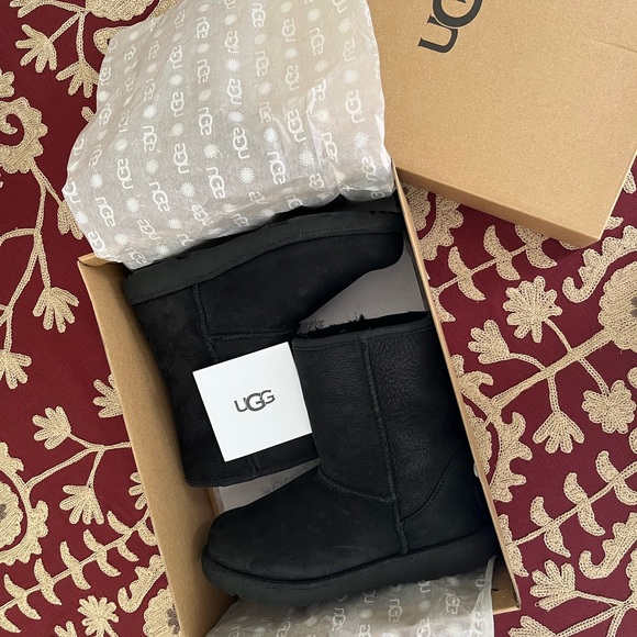 NWT NIB UGG Unisex Child Classic Short II Waterproof kids size 3 (black) - Picture 9 of 12